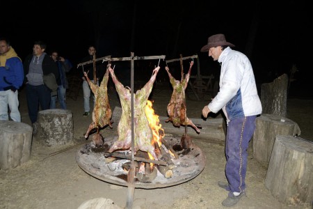 CARLITOS asando a la llama CABRITO